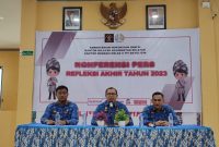 Foto : Man Hidayat / Kepala Kantor Imigrasi Kelas II TPI Batulicin, I Gusti Bagus M Ibrahim didampingi Kasi Teklonogi Informasi dan Komunikasi Keimigrasian (Tikim), Maryadi dan Kasi Intelijen dan Penindakan Krimigrasian (Inteldakim), Romi, saat gelar Refleksi Akhir Tahun 2023, Jumat (22/12/23). 