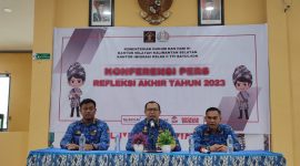 Foto : Man Hidayat / Kepala Kantor Imigrasi Kelas II TPI Batulicin, I Gusti Bagus M Ibrahim didampingi Kasi Teklonogi Informasi dan Komunikasi Keimigrasian (Tikim), Maryadi dan Kasi Intelijen dan Penindakan Krimigrasian (Inteldakim), Romi, saat gelar Refleksi Akhir Tahun 2023, Jumat (22/12/23). 