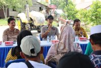 Foto : Istimewa / Anggota DPRD Provinsi Kalsel, Paman Yani Serahkan Bantuan Alsintan ke Petani di Kabupaten Tanah Bumbu