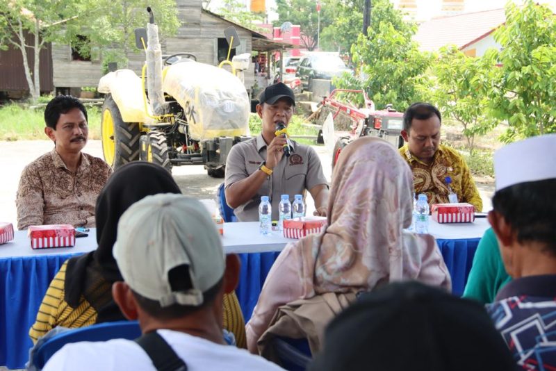 Foto : Istimewa / Anggota DPRD Provinsi Kalsel, Paman Yani Serahkan Bantuan Alsintan ke Petani di Kabupaten Tanah Bumbu