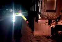(Foto : Istimewa) Petugas Satlantas Polres Tanah Bumbu Saat Perlihatkan Lokasi Kecelakaan Lalu Lintas di Angsana