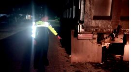 (Foto : Istimewa) Petugas Satlantas Polres Tanah Bumbu Saat Perlihatkan Lokasi Kecelakaan Lalu Lintas di Angsana