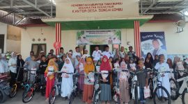 (Foto : Man Hidayat) Foto Bersama Penyerahan Penghargaan Berupa Sepeda Kepada Penghafal Qur'an di Program SDSM di Desa Sungai Lembu Kecamatan Kusan Hilir, Kabupaten Tanah Bumbu
