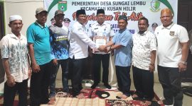 (Foto : Man Hidayat) Kepala Desa Sungai Lembu, H Rusniansyah (kiri) menyerahkan Tali Asih Kepada Kepala Desa Purna Tugas Selama Dua Periode di Saksikan Camat Kusan Hilir, Suparman