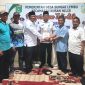(Foto : Man Hidayat) Kepala Desa Sungai Lembu, H Rusniansyah (kiri) menyerahkan Tali Asih Kepada Kepala Desa Purna Tugas Selama Dua Periode di Saksikan Camat Kusan Hilir, Suparman