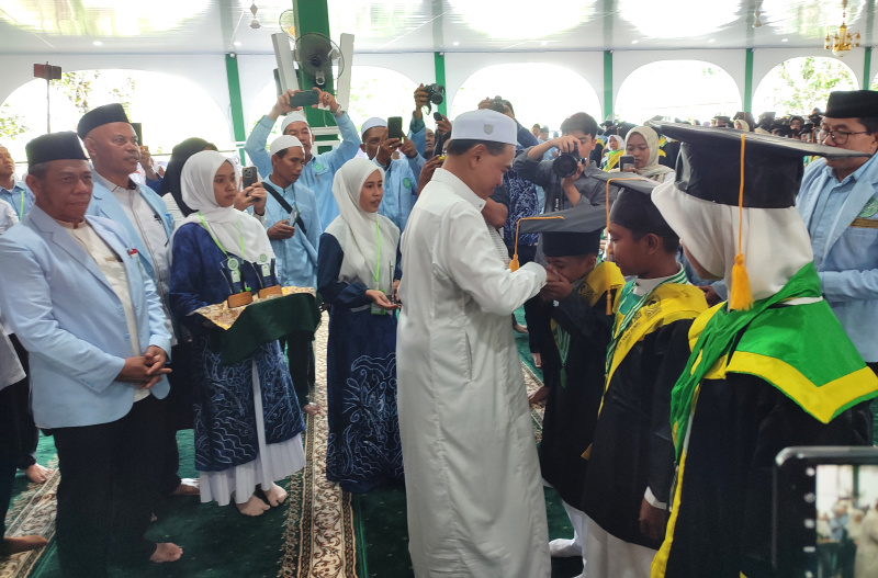 (Foto : Man Hidayat) Bupati Tanah Bumbu dr HM Zairullah Azhar Saat Wisuda 1058 Santri TK TPA se Tanah Bumbu