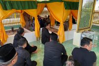 (Foto : Istimewa) Bupati Tanah Bumbu dr HM Zairullah Azhar Saat Berziarah ke Makam Pangeran Jaya Sumitra di Pulau Laut Sigam, Kotabaru