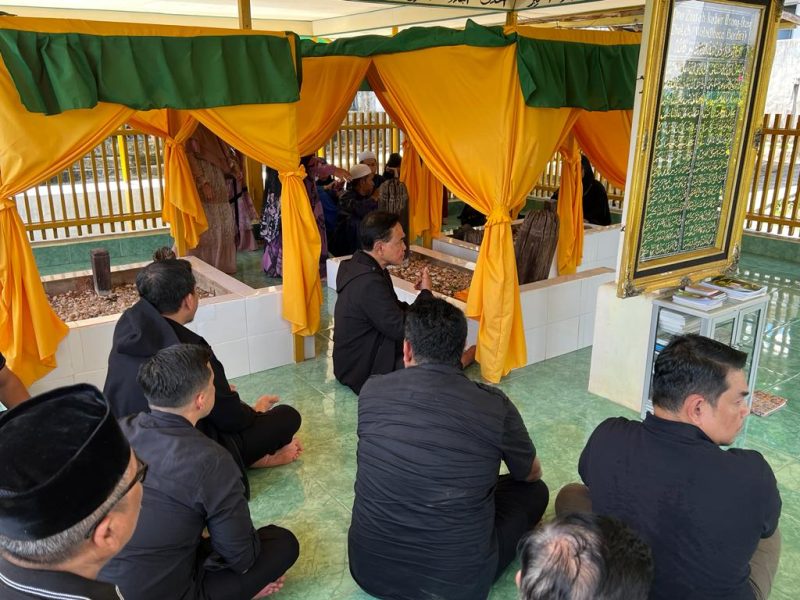 (Foto : Istimewa) Bupati Tanah Bumbu dr HM Zairullah Azhar Saat Berziarah ke Makam Pangeran Jaya Sumitra di Pulau Laut Sigam, Kotabaru