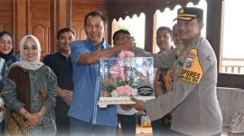(Foto : Istimewa) Kapolres Tanah Bumbu AKBP Arief Prasetya Saat Serahkan Cendera Mata ke Kapolda Kalsel, Irjen Pol Winarto