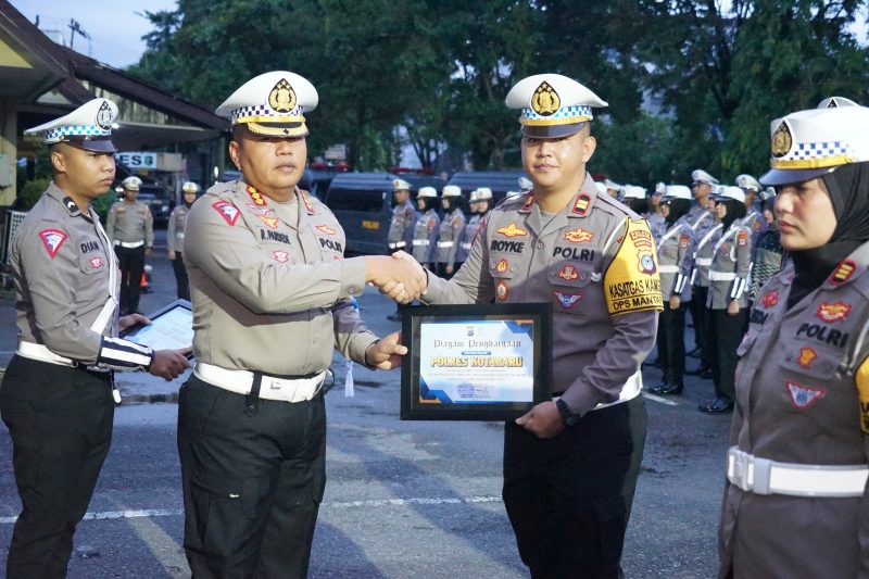 (Foto : Istimewa) Polres Kotabaru Saat Terima Penghargaan Pos Pelayanan dan Pos Pengamanan Operasi Lilin 2023