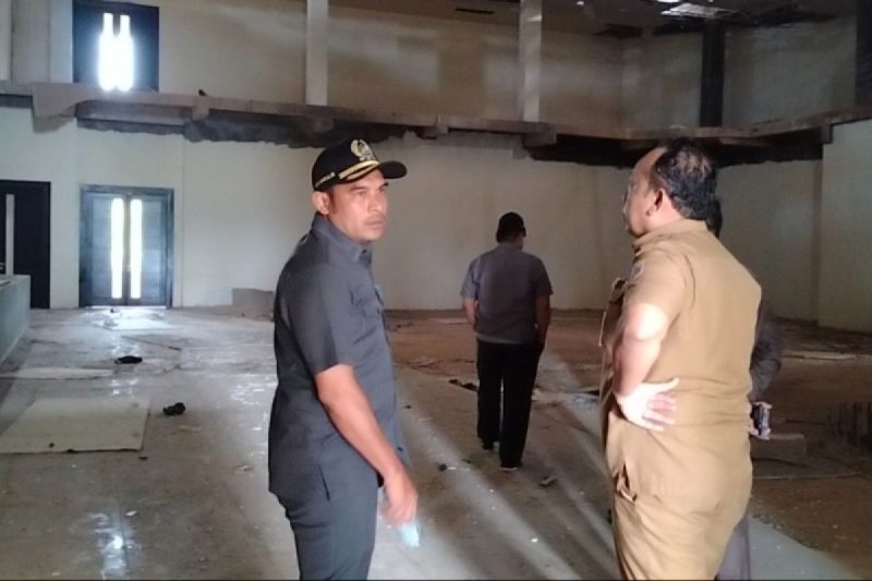 (Foto : Istimewa) Ketua DPRD Kotabaru, Syairi Mukhlis, Tinjau Keadaan Kantor Sekretariat DPRD di Sebelimbingan Kotabaru