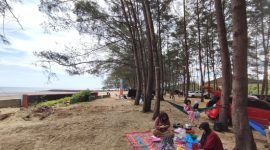 (Foto : Man Hidayat) Suasana Liburan Akhir Tahun 2023 di Pantai Rindu Alam Kecamatan Kusan Hillir Kabupaten Tanah Bumbu, Kalimantan Selatan