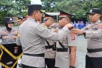 (Foto : Istimewa) Kapolres Tanah Bumbu AKBP Arief Prasetya Sik Saat Sematkan Tanda Jabatan ke Ipda Kitty Tokan Sebagai Kapolsek Sungai Loban