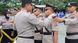(Foto : Istimewa) Kapolres Tanah Bumbu AKBP Arief Prasetya Sik Saat Sematkan Tanda Jabatan ke Ipda Kitty Tokan Sebagai Kapolsek Sungai Loban