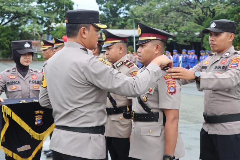 (Foto : Istimewa) Kapolres Tanah Bumbu AKBP Arief Prasetya Sik Saat Sematkan Tanda Jabatan ke Ipda Kitty Tokan Sebagai Kapolsek Sungai Loban