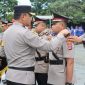 (Foto : Istimewa) Kapolres Tanah Bumbu AKBP Arief Prasetya Sik Saat Sematkan Tanda Jabatan ke Ipda Kitty Tokan Sebagai Kapolsek Sungai Loban