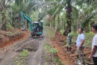 (Foto : Hidayat) I Dewa Oke Setiawan Kerahkan Unit Untuk Perbaiki Jalan Kebun Warga di Desa Sepakat Kecamatan Mantewe Kabupaten Tanah Bumbu
