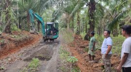 (Foto : Hidayat) I Dewa Oke Setiawan Kerahkan Unit Untuk Perbaiki Jalan Kebun Warga di Desa Sepakat Kecamatan Mantewe Kabupaten Tanah Bumbu