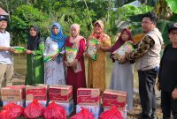 (Foto : Istimewa) Kepala Pelaksana BPBD Tanah Bumbu H Sulhadi, Saat Serahkan Bantuan Kepada Warga Terdampak Banjir