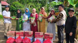 (Foto : Istimewa) Kepala Pelaksana BPBD Tanah Bumbu H Sulhadi, Saat Serahkan Bantuan Kepada Warga Terdampak Banjir