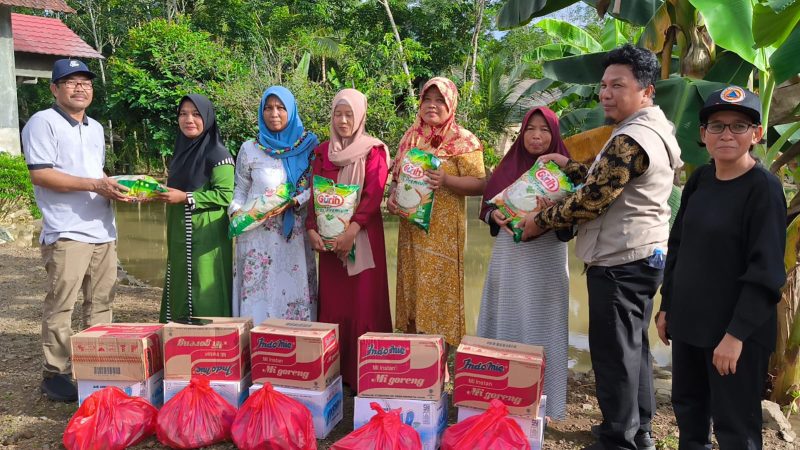 (Foto : Istimewa) Kepala Pelaksana BPBD Tanah Bumbu H Sulhadi, Saat Serahkan Bantuan Kepada Warga Terdampak Banjir