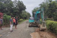 I Dewa Made Agus Mardikawan Saat Pantau Perbaikan Jalan di RT 5 Dusun Wonorejo Desa Sari Utama Kecamatan Sungai Loban Kabupaten Tanah Bumbu