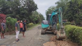 I Dewa Made Agus Mardikawan Saat Pantau Perbaikan Jalan di RT 5 Dusun Wonorejo Desa Sari Utama Kecamatan Sungai Loban Kabupaten Tanah Bumbu