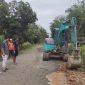 I Dewa Made Agus Mardikawan Saat Pantau Perbaikan Jalan di RT 5 Dusun Wonorejo Desa Sari Utama Kecamatan Sungai Loban Kabupaten Tanah Bumbu