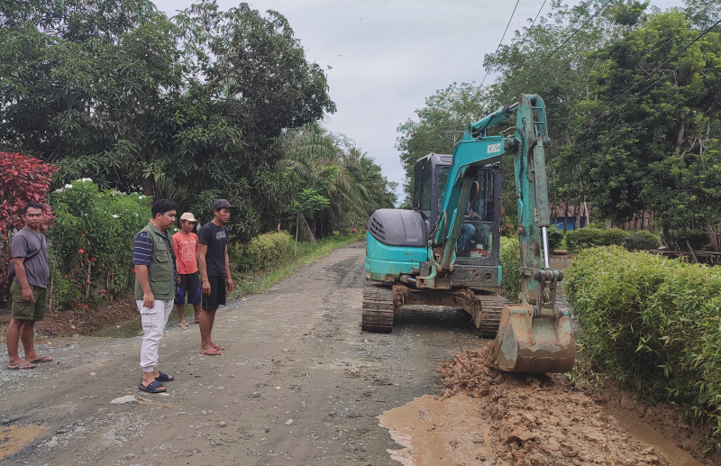 I Dewa Made Agus Mardikawan Saat Pantau Perbaikan Jalan di RT 5 Dusun Wonorejo Desa Sari Utama Kecamatan Sungai Loban Kabupaten Tanah Bumbu
