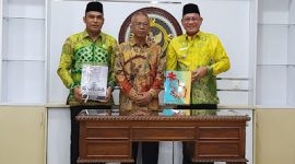 Kerua DPRD Kotabaru Syairi Mukhlis dan Bupati Kotabaru Saat Serahkan Dokumen ke BPK RI Perwakilan Kalimantan Selatan