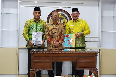 Kerua DPRD Kotabaru Syairi Mukhlis dan Bupati Kotabaru Saat Serahkan Dokumen ke BPK RI Perwakilan Kalimantan Selatan