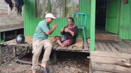 Aksi I Dewa Oke Setiawan Saat Bagikan Paket Sembako Bagi Warga Terdampak Banjir di Desa Selaselilau Kecamatan Karang Bintang Kabupaten Tanah Bumbu