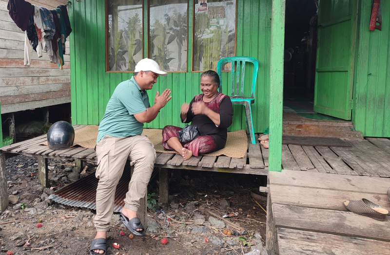 Aksi I Dewa Oke Setiawan Saat Bagikan Paket Sembako Bagi Warga Terdampak Banjir di Desa Selaselilau Kecamatan Karang Bintang Kabupaten Tanah Bumbu
