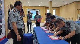 (Foto : Man Hidayat) Penandatangan Komitmen Zona Integritas di Wilayah Kantor Imigrasi Kelas II TPI Batulicin, Kamis (18/1/24). 