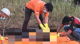(Foto : Satreskrim) Temuan Mayat di Sekitar Pantai Madani Desa Sungai Loban Kabupaten Tanah Bumbu, saat Diidentifikasi Tim Inafis Polres Tanah Bumbu