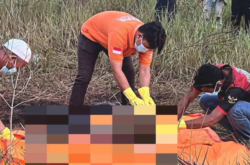 (Foto : Satreskrim) Temuan Mayat di Sekitar Pantai Madani Desa Sungai Loban Kabupaten Tanah Bumbu, saat Diidentifikasi Tim Inafis Polres Tanah Bumbu