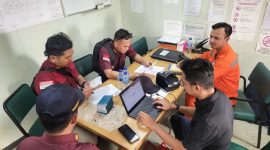 (Foto : Imigrasi Batulicin) Tim Imigrasi Batulicin Saat Lakukan Pemeriksaan Awak MV Golden Trader