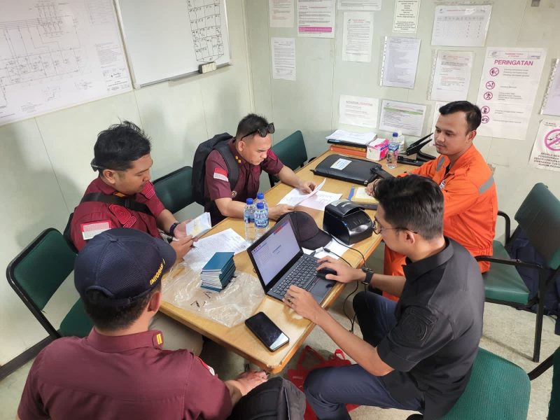 (Foto : Imigrasi Batulicin) Tim Imigrasi Batulicin Saat Lakukan Pemeriksaan Awak MV Golden Trader