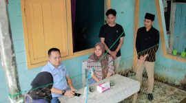 H Sudian Noor, Caleg DPR RI Dapil Kalsel II Saat Berbincang dengan Hilaliah dan Anaknya Untuk Rehab Rumahnya