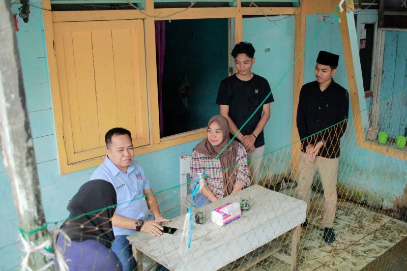 H Sudian Noor, Caleg DPR RI Dapil Kalsel II Saat Berbincang dengan Hilaliah dan Anaknya Untuk Rehab Rumahnya
