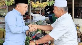 H Sudian Noor Saat Bertemu Pengunjung di Pasar Pagatan Kecamatan Kusan Hilir Kabupaten Tanah Bumbu, Kalimantan Selatan