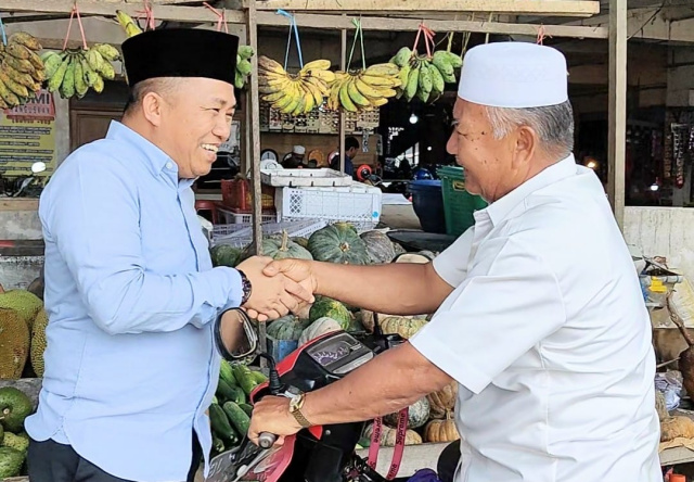 H Sudian Noor Saat Bertemu Pengunjung di Pasar Pagatan Kecamatan Kusan Hilir Kabupaten Tanah Bumbu, Kalimantan Selatan