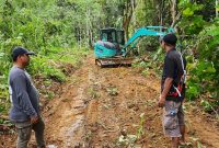 Oke Setiawan (Kiri) Caleg PKB Dapil 4 Tanah Bumbu, Saat Bersihkan Jalan Kebun milik Warga di Desa Wonorejo Kusan Hulu