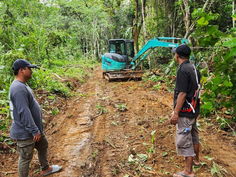 Oke Setiawan (Kiri) Caleg PKB Dapil 4 Tanah Bumbu, Saat Bersihkan Jalan Kebun milik Warga di Desa Wonorejo Kusan Hulu