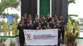 Foto Bersama Jajaran Pegawai Kantor Imigrasi Kelas II TPI Batulicin di Makam Pahlawan Mattone Pagatan Kabupaten Tanah Bumbu