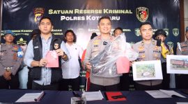 Kapolres Kotabaru AKBP Dr Tri Suhartanto Saat Perlihatkan Senpi Rakitan