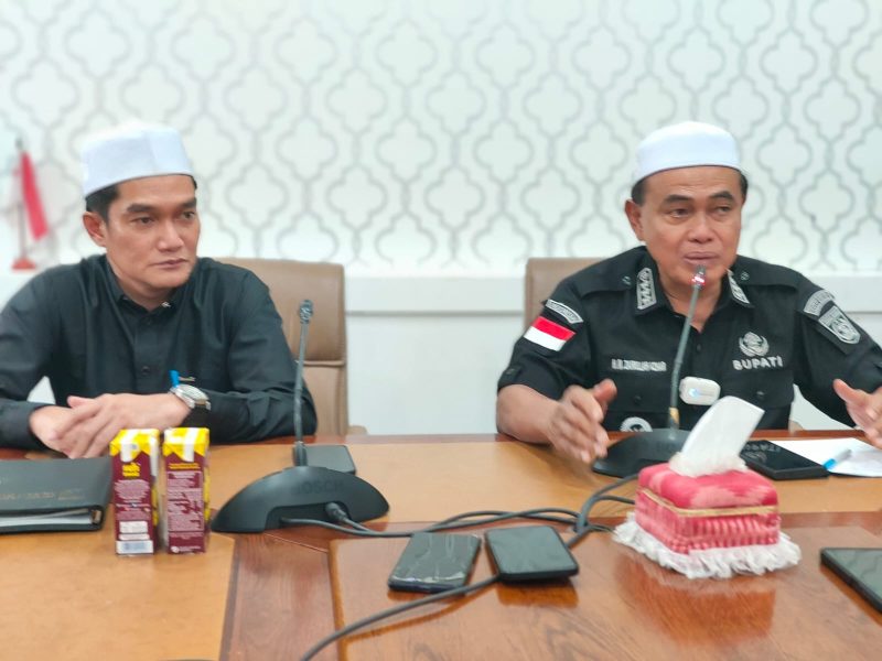 Bupati Tanah Bumbi dr HM Zairullah Azhar didampingi Kepala Dinas Kominfo SP, Alhusin Mardani