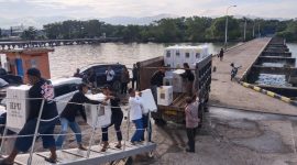 Petugas Distribusi dan Pengawalan Material Logistik Pemilu di Kabupaten Kotabaru Kalimantan Selatan, saat Angkut Logistik Naik Kapal Perintis