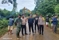 (Foto : Istimewa) Kepala BPBD Tanah Bunbu, Sulhadi Bersama Camat Mantewe, Irwan dan Kapolsek Mantewe Iptu Danang Saat Berada di Lokasi Longsor Jalan Raya Batulicin Loksaso, Kamis (1/2/24) 