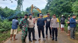 (Foto : Istimewa) Kepala BPBD Tanah Bunbu, Sulhadi Bersama Camat Mantewe, Irwan dan Kapolsek Mantewe Iptu Danang Saat Berada di Lokasi Longsor Jalan Raya Batulicin Loksaso, Kamis (1/2/24) 